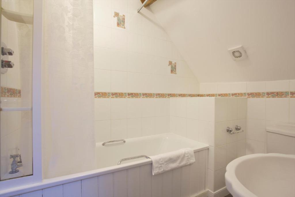 The Kings Arms Hotel Didmarton Phòng bức ảnh